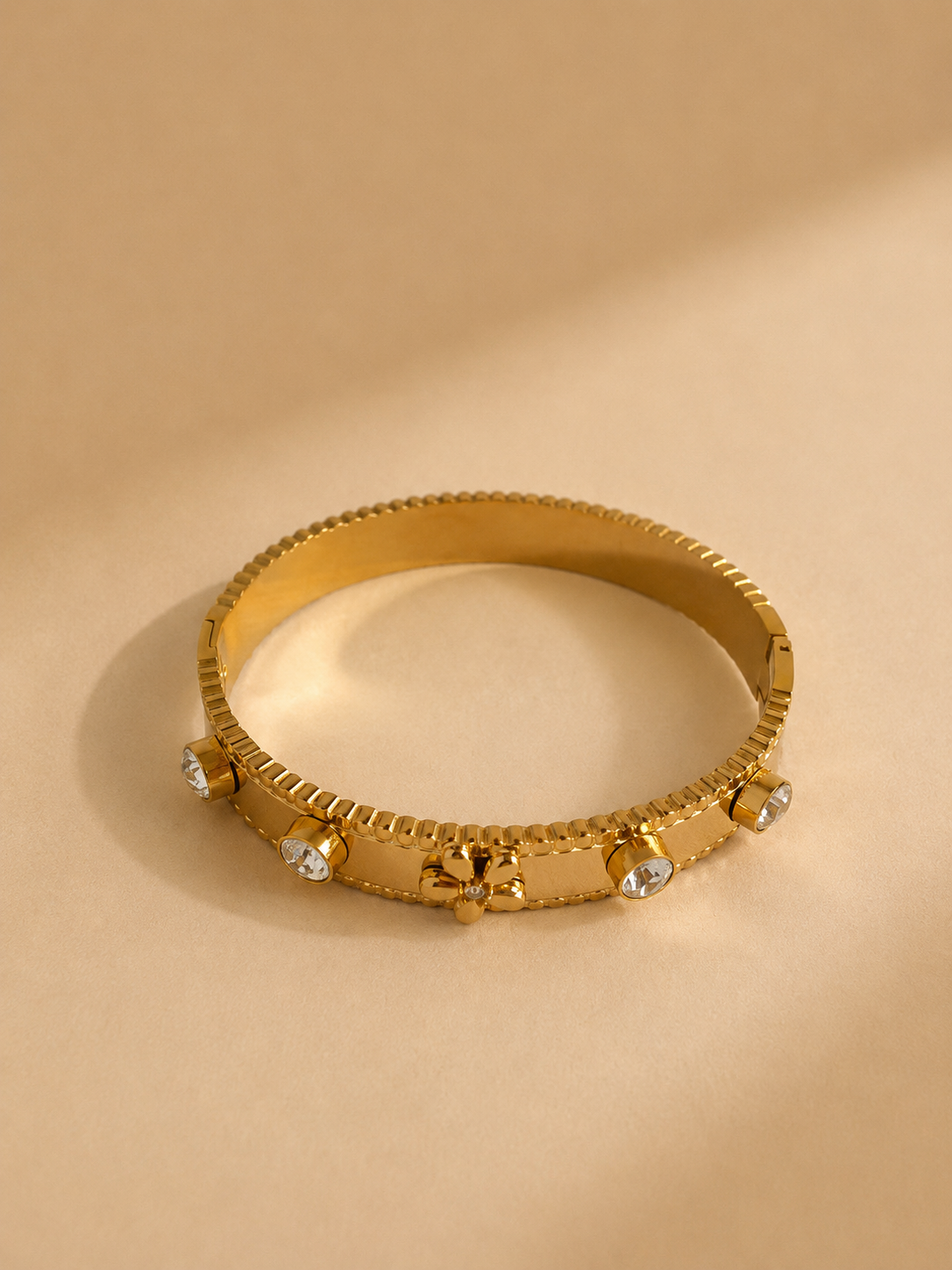 Fleur Ridged Gold Charm Bangle