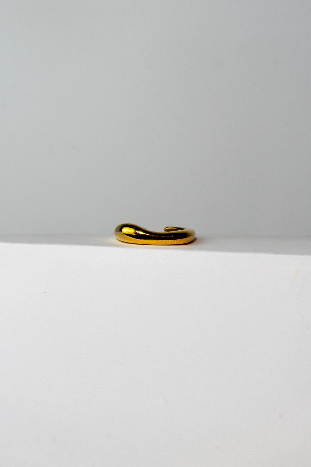 Minimal Curved Band Ring